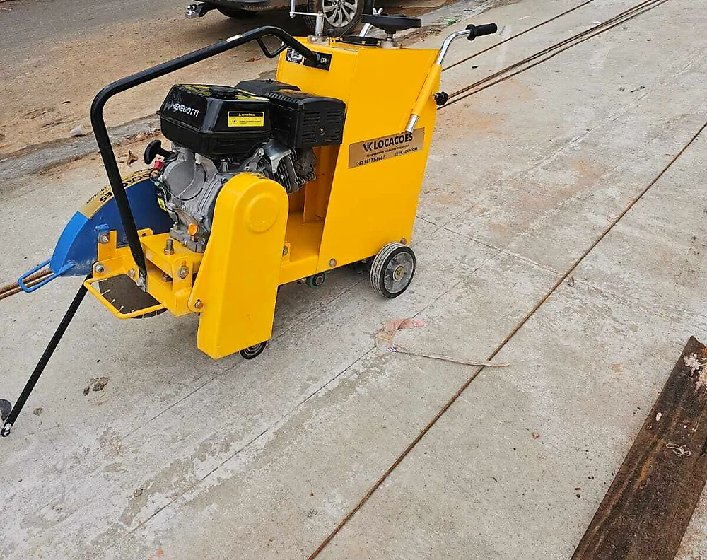 Serra clipper VK Locações cortando piso em via urbana
